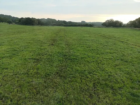 This an application of 25 tonnes to the hectare of straw box muck at 12m spreading width at time of application.